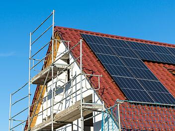 Solaranlage 2023: Das musst du über das Steuer-Geschenk der Ampel-Regierung wissen.