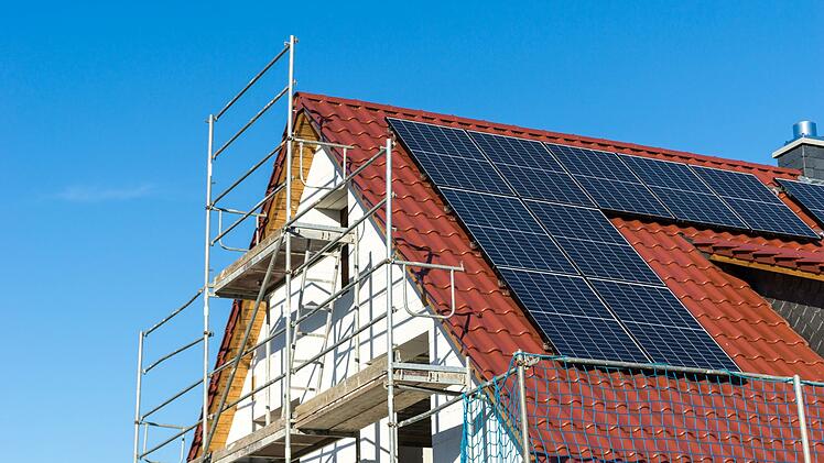 Dach mit Photovoltaikanlage Haus im Bau