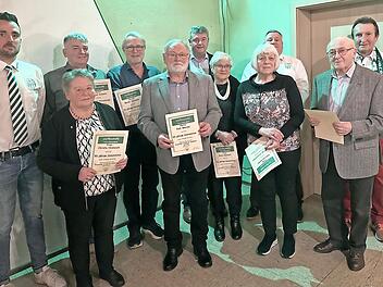 Unser Bild zeigt (von links): 2. Vorsitzenden Frank Schmitt, Christa Hrubesch, Andreas Schmitt, Bernd Hofmann, Emil Werner, Stefan Hildner, Doris Beutert, Gabriele K&uuml;the, Vorsitzenden Jochen Straub, G&uuml;nther K&uuml;hr und Vereinsehrenamtsbeauftragten Re...