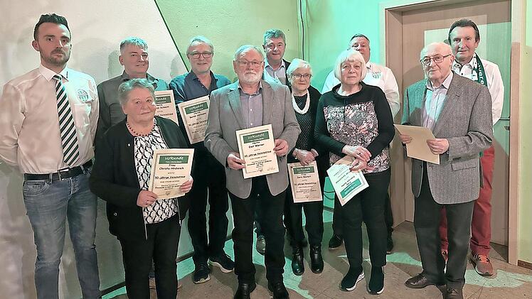 Unser Bild zeigt (von links): 2. Vorsitzenden Frank Schmitt, Christa Hrubesch, Andreas Schmitt, Bernd Hofmann, Emil Werner, Stefan Hildner, Doris Beutert, Gabriele K&uuml;the, Vorsitzenden Jochen Straub, G&uuml;nther K&uuml;hr und Vereinsehrenamtsbeauftragten Re...