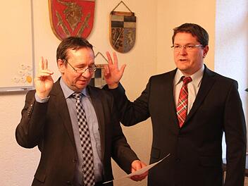 Bürgermeister Norbert Gräbner (links) vereidigt seinen neuen Stellvertreter Oliver Skall.