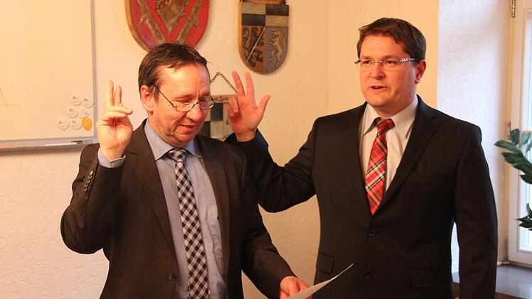 Bürgermeister Norbert Gräbner (links) vereidigt seinen neuen Stellvertreter Oliver Skall.