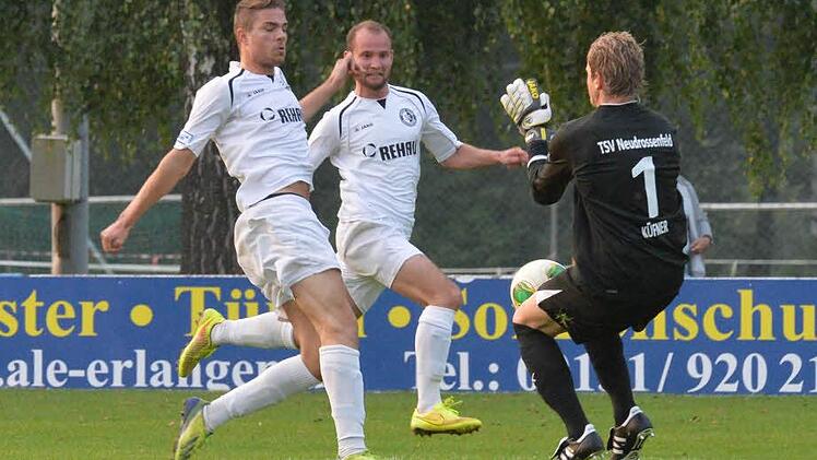 Der Eltersdorfer Janz scheitert an Neudrossenfelds Keeper Küfner, in der Mitte Großmann.