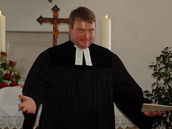 Pfarrer Tobias Knötig ist der neue Seelsorger der evangelischen Gemeinde im Seßlacher Stadtteil Heilgersdorf. Fotos: Gabi Arnold