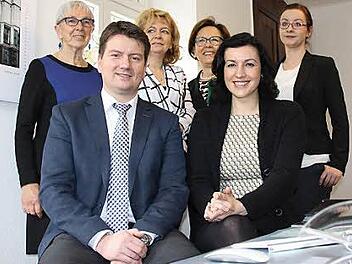 Heidi Bucher (hinten von links), Monika Heim und Bezirksrätin Karin Renner besetzen das Bürgerbüro von MdL Sandro Kirchner (vorne) und MdB Dorothee Bär (daneben). Hinten rechts steht Carina Christian, Wahlkreismitarbeiterin von Bär. Fotos: Benedikt Borst