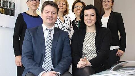 Heidi Bucher (hinten von links), Monika Heim und Bezirksrätin Karin Renner besetzen das Bürgerbüro von MdL Sandro Kirchner (vorne) und MdB Dorothee Bär (daneben). Hinten rechts steht Carina Christian, Wahlkreismitarbeiterin von Bär. Fotos: Benedikt Borst