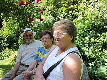 "Wie im Urlaub" fühlen sich diese Gartenbesucher aus Untersiemau beim Tag der offenen Gartentür. Foto: Henning Schuster