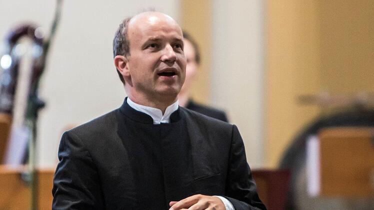 Impressionen vom Sinfoniekonzert in der Coburger Morizkirche: Generalmusikdirektor Roland KluttigFoto: Jochen Berger