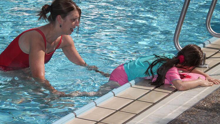 Schwimmkurs für Flüchtlingskinder im Kulmbacher Freibad Foto: Dagmar Besand