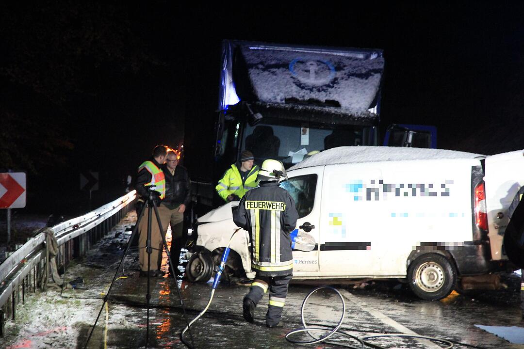 Tödlicher Glätteunfall in Unterfranken – Lkw und Kastenwagen krachen frontal ineinander