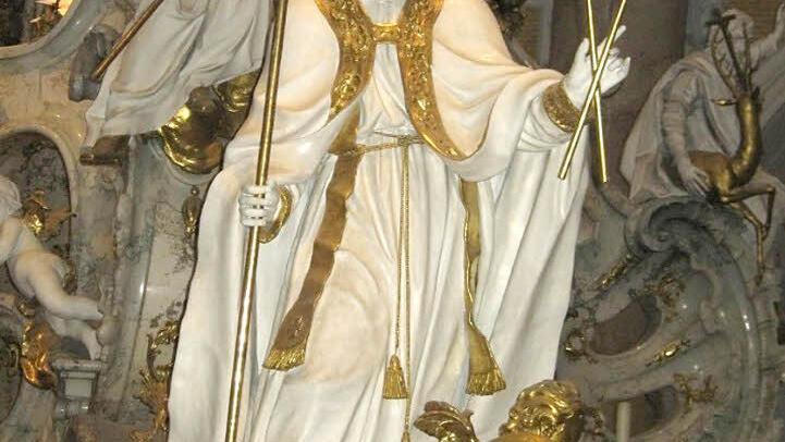 Vielerorts wird der Blasiussegen erteilt - hier die Heiligenfigur in Vierzehnheiligen. Der heilige Blasius ist mit Stab und mit zwei gekreuzten brennenden Kerzen in der Hand dargestellt.  Foto: Hans Zapf