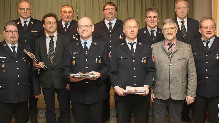 Mit dem staatlichen Ehrenzeichen in Gold wurden sieben Feuerwehrleute aus dem Itzgrund durch Landrat Michael Busch geehrt. Foto: Michael Stelzner