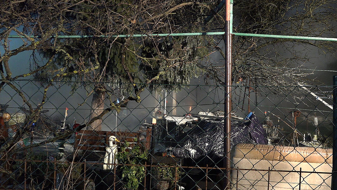Tragödie in Mittelfranken: 56-Jähriger und seine zwei Hunde sterben bei Feuer in Gartenlaube