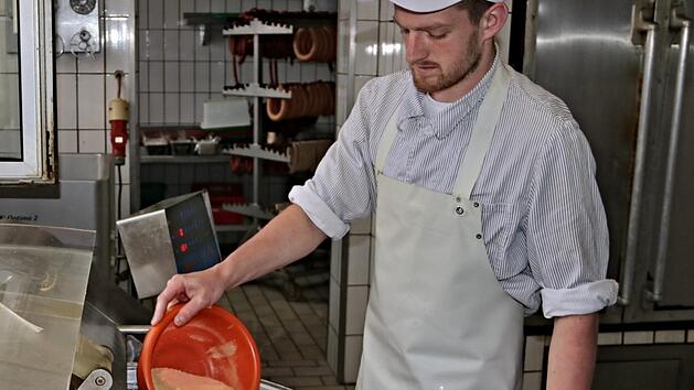 Lukas Eisfelder, 20j&auml;hriger Fleischermeister, beim Kuttern von Aufschnittwurst. Foto: Helmut Will