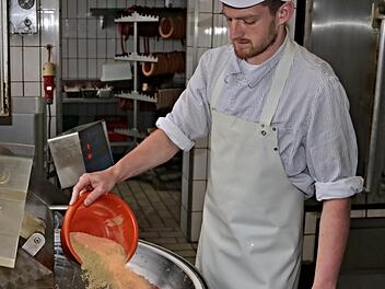 Lukas Eisfelder, 20jähriger Fleischermeister, beim Kuttern von Aufschnittwurst. Foto: Helmut Will