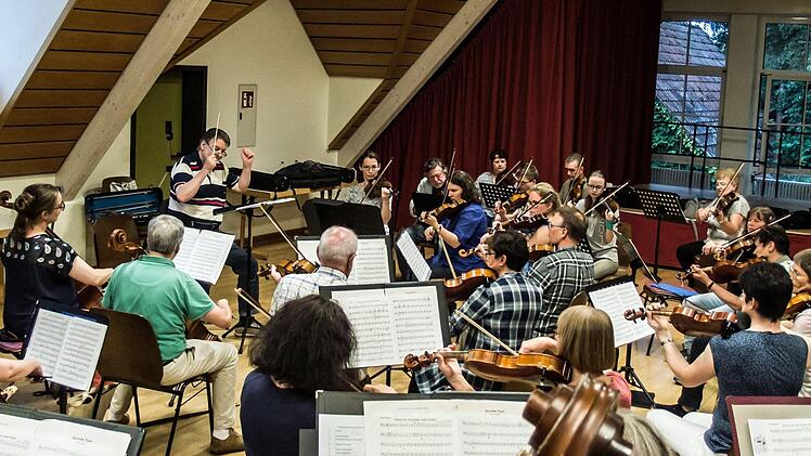 Probenendspurt für das Open-Air-Konzert am Sonntag im Freibad Neustadt: Hans Stähli dirigiert das Orchester der Musikfreunde Neustadt.Foto: Jochen Berger