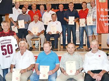 Ehrungen langjähriger und verdienter Mitglieder des Jubelvereins Clubfreunde Neukenroth. Mit im Bild (sitzend von links) Bürgermeister Rainer Detsch, Kilian Wachter, Horst Schindler (beide Gründungsmitglieder), Alois Wachter (50 Treuejahre), Gottfried Weißerth (40 Treuejahre, 32 Jahre Vorstand), dahinter stehend von links Jörg Dittwar, Jürgen Bergmann, Christian Ehrenberg mit weiteren Jubilaren Foto: K.- H. Hofmann