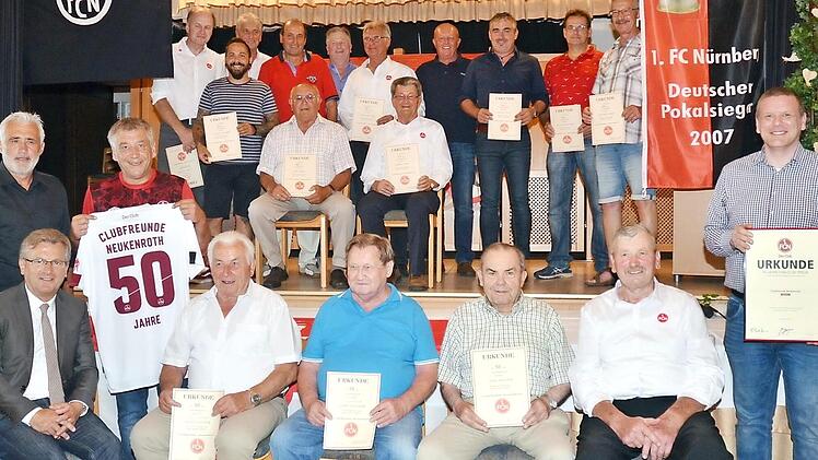 Ehrungen langjähriger und verdienter Mitglieder des Jubelvereins Clubfreunde Neukenroth. Mit im Bild (sitzend von links) Bürgermeister Rainer Detsch, Kilian Wachter, Horst Schindler (beide Gründungsmitglieder), Alois Wachter (50 Treuejahre), Gottfried Weißerth (40 Treuejahre, 32 Jahre Vorstand), dahinter stehend von links Jörg Dittwar, Jürgen Bergmann, Christian Ehrenberg mit weiteren Jubilaren Foto: K.- H. Hofmann