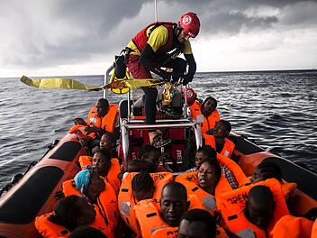 Das Mittelmeer sollte auch Herzogenaurach beschäftigen - so die Idee des Antrages der Grünen. Foto: Javier Fergo/AP/dpa