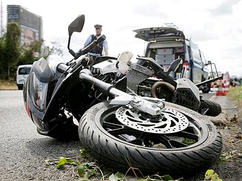 Ein Unfall in R&ouml;dental im Kreis Coburg forderte am Samstag einen Schwerverletzten. Symbolfoto: Paul Zinken/dpa