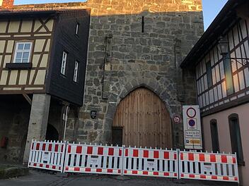 Eventuell bis Ende März muss die Sperrung des Hattersdorfer Tores in Seßlach noch aufrechterhalten werden. Die Arbeiten an der beschädigten Glasfaserleitung gestalten sich besonders aufwendig. Foto: Bettina Knauth