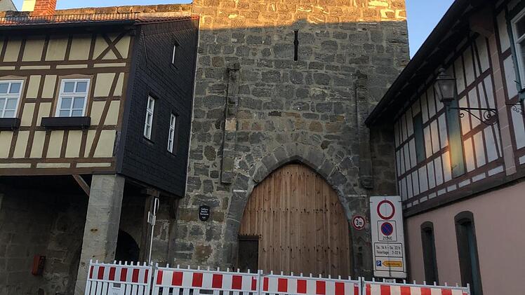 Eventuell bis Ende März muss die Sperrung des Hattersdorfer Tores in Seßlach noch aufrechterhalten werden. Die Arbeiten an der beschädigten Glasfaserleitung gestalten sich besonders aufwendig. Foto: Bettina Knauth
