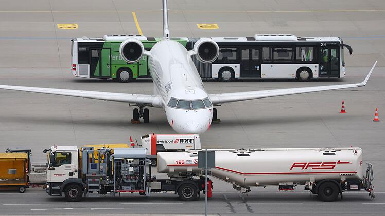 Flugzeugbetankung am Flughafen