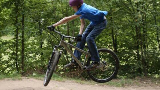 Auch Benedikt Pfuhlmann verliert im Dirtpark jede Bodenhaftung - mit voller Absicht.