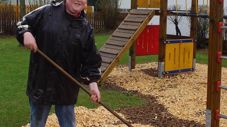 Der zwölfjährige Tom Basler trotzte dem Regen und half fleißig mit.