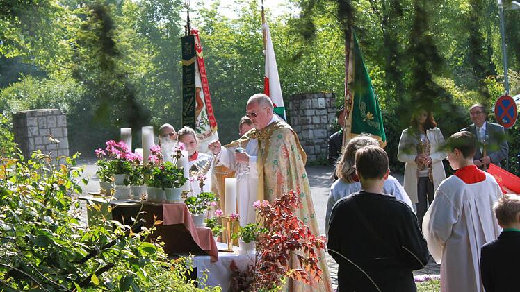 Pater Rudolf Theiler am zweiten Altar, der am Krankenhaus aufgebaut ist. Foto: Katharina Brecht