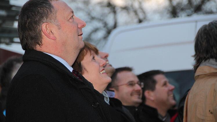 Erwartungsvolle Blicke nach oben: Landrat Thomas Bold (links) und Bürgermeisterin Brigitte Meyerdierks lauschen dem Richtspruch.