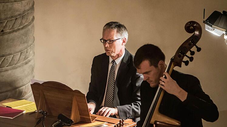 Impressionen vom Adventskonzert in Neustadt mit der Kantorei St. Georg. An der Orgel: Martin Hütterott.Foto: Jochen Berger