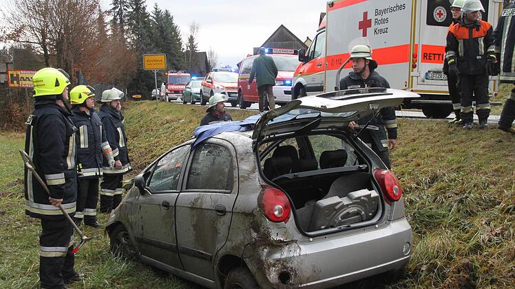 Ein Kleinwagen war am Freitag kurz nach 11 Uhr bei Kirchleus von der Straße abgekommen. Foto: Jürgen Gärtner