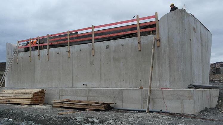 Die Widerlager der Brücke werden verschalt.