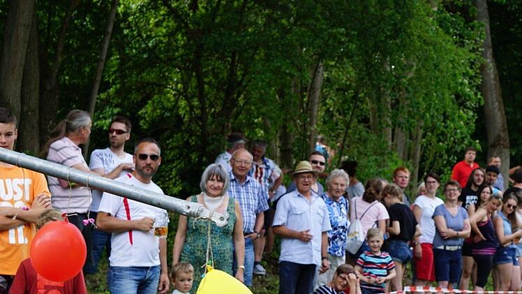 Und zugeschnappt. Nicht einfach auf dem schwankenden Floß einen Luftballon mit den Händen zum Platzen zu bringen.