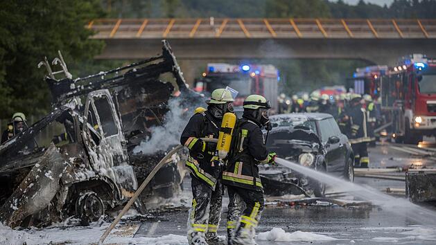 Auf der Bundesstraße 2 nördlich von Pleinfeld im mittelfränkischen Landkreis Weißenburg-Gunzenhausen) ist es am Freitagabend zu einem schweren Verkehrsunfall mit mehreren Fahrzeugen gekommen. Ein Wohnmobil ging in Flammen auf. Foto: NEWS5 / Goppelt