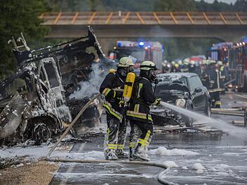 Auf der Bundesstraße 2 nördlich von Pleinfeld im mittelfränkischen Landkreis Weißenburg-Gunzenhausen) ist es am Freitagabend zu einem schweren Verkehrsunfall mit mehreren Fahrzeugen gekommen. Ein Wohnmobil ging in Flammen auf. Foto: NEWS5 / Goppelt