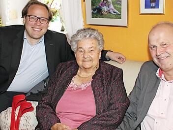 Die Jubilarin mit stellvertretendem Landrat Christian Pech (links) und Bürgermeister Gerald Brehm Foto: Evi Seeger