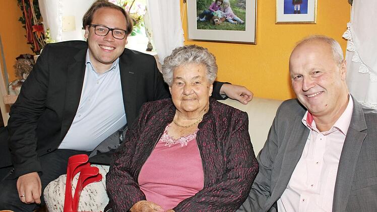 Die Jubilarin mit stellvertretendem Landrat Christian Pech (links) und Bürgermeister Gerald Brehm Foto: Evi Seeger