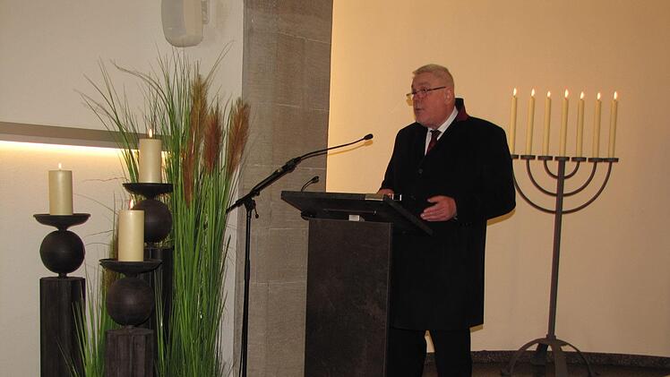 Oberbürgermeister Norbert Tessmer in der neu gestalteten Aussegnungshalle auf dem Glockenberg-Friedhof. Foto: Martin Koch