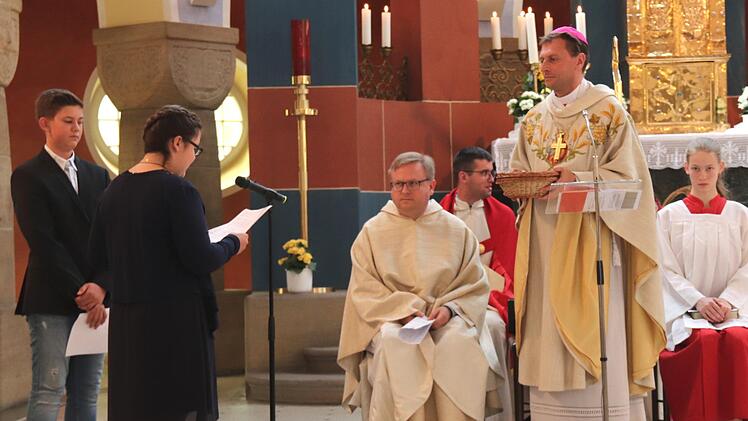 Die Firmlinge bedanken sich beim Weihbischof.