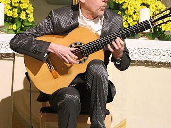Klaus Jäckle verzauberte die Konzertbesucher in der Spitalkirche mit Gitarrenklängen aus verschiedenen Epochen. Foto: Sonny Adam