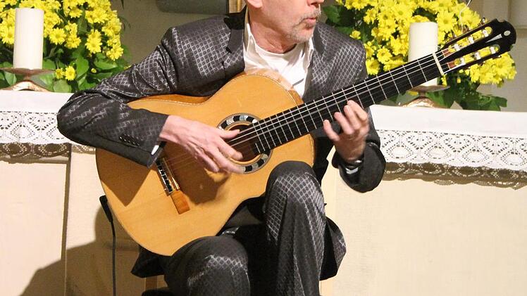 Klaus Jäckle verzauberte die Konzertbesucher in der Spitalkirche mit Gitarrenklängen aus verschiedenen Epochen. Foto: Sonny Adam