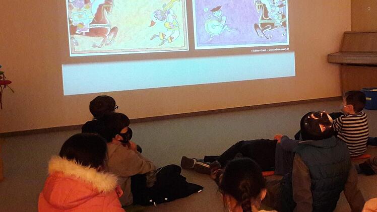 Ein Buch in zwei Sprachen: Die Kinder der 2b der Sinntalschule Wildflecken bekamen am bundesweiten Vorlesetag ein Buch in deutscher und auch in arabischer Sprache vorgelesen.  Foto: Evelyn Schneider