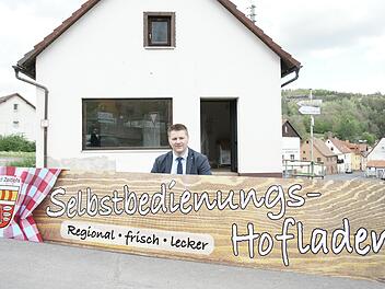 Hoffnungsvoll präsentierte Bürgermeister Matthias Hauke im Mai 2021 das Schild für den Zeitlofser Dorfladen, der im Juli desselben Jahres  öffnete. Ende Oktober schließt er Stand jetzt wieder. Foto: Archiv/Steffen standke