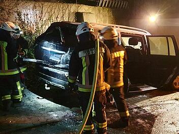 Kupferberg: Feuerwehr löscht brennenden PKW Kupferberg: Feuerwehr löscht brennenden PKW