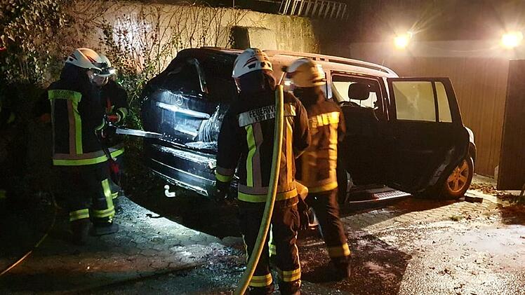 Kupferberg: Feuerwehr löscht brennenden PKW
