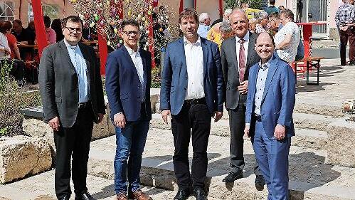 Pfarrer Florian Stark, ALE-Abteilungsleiter Thomas Müller, Landrat Hermann Ulm, Bürgermeister Markus Grüner und MdL Michael Hofmann (v. l.) freuen sich über die Einweihung.