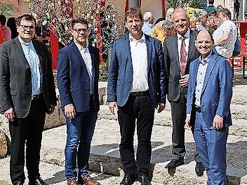 Pfarrer Florian Stark, ALE-Abteilungsleiter Thomas Müller, Landrat Hermann Ulm, Bürgermeister Markus Grüner und MdL Michael Hofmann (v. l.) freuen sich über die Einweihung.