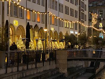 Bayreuther Innenstadt ist mit längster Lichterkette Frankens geschmückt